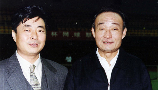 時(shí)任人大常委會(huì )委員長(cháng)，中央政治局委員常委、國務(wù)院副總理吳邦國親切接見(jiàn)通光集團黨委書(shū)記張強