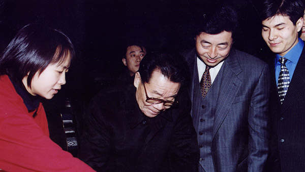 時(shí)任中央政治局常委、全國政協(xié)主席李瑞環(huán)親切接見(jiàn)通光集團黨委書(shū)記張強
